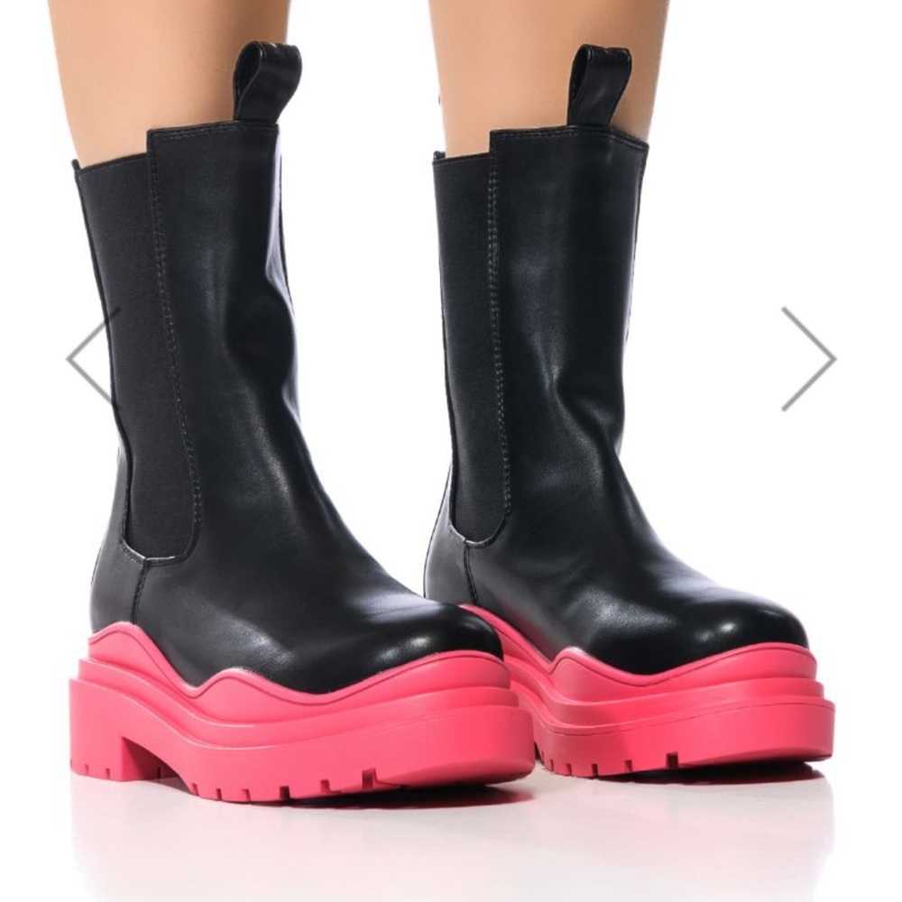 Black and pink Chelsea boot